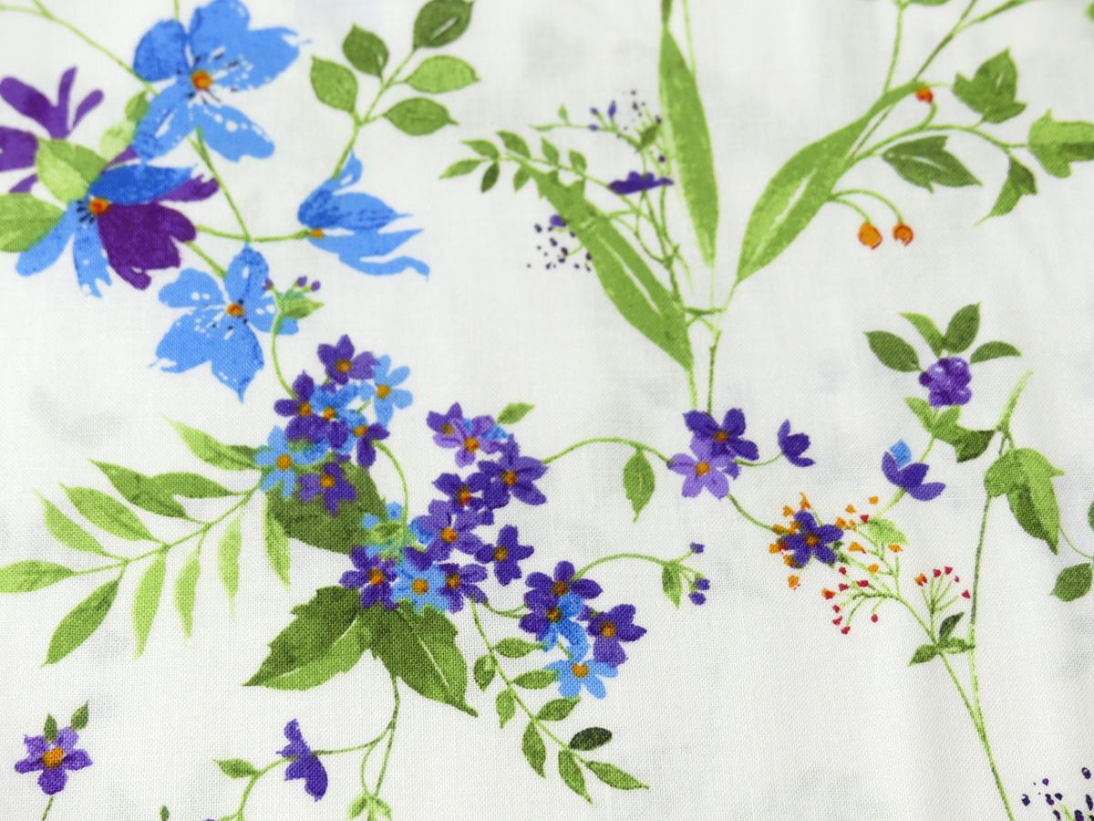 Patchworkstoff Clothworks aus der Serie Flowershop lila blau filigrane Blüten auf weiß Detailansicht Blüten